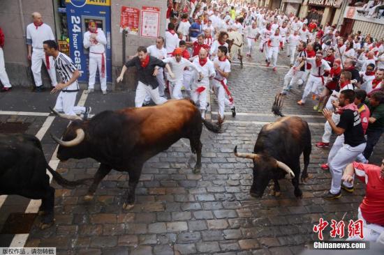 西班牙“奔牛节”开幕 “牛追人”挑战勇气胆量 