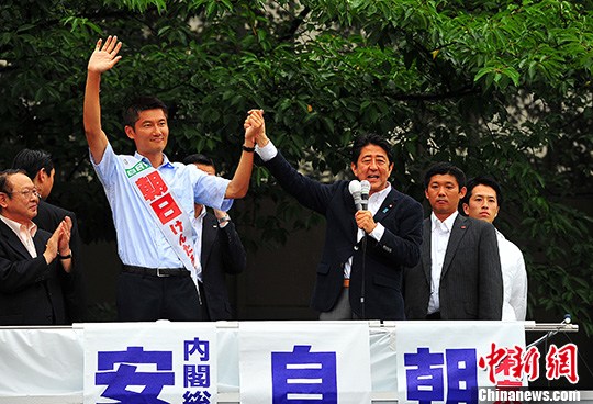 图为日本首相安倍晋三当天在东京的中野车站为自民党的候选人站台拉票。 <a target='_blank' href='http://www.chinanews.com/'>中新社</a>记者 王健 摄