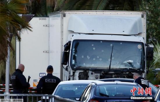 当地时间7月15日，尼斯，法国防暴警察检查发动袭击的卡车，车窗上遍布弹孔。14日晚间，该卡车冲进正在观看国庆日烟花表演的人群，在密集的人群里冲撞了约2公里的距离，目前已经造成84人遇难。袭击者已经被击毙。