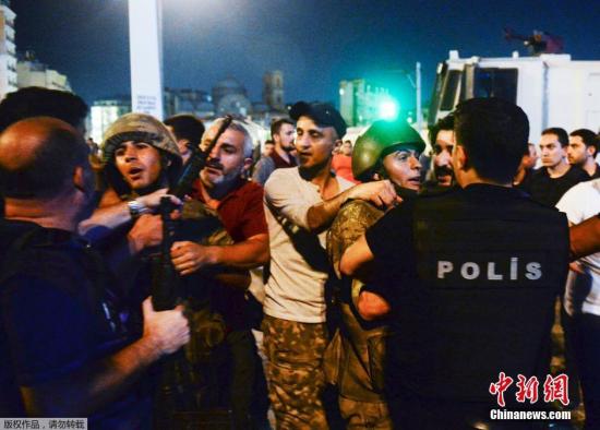 7月16日消息，土耳其政府已经在全国范围内逮捕了超过750名参与政变的军方人士，15日的军事政变已经导致至少60人死亡，29名上校和5名将军遭撤职。
