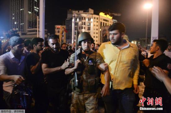 7月16日消息，土耳其政府已经在全国范围内逮捕了超过750名参与政变的军方人士，15日的军事政变已经导致至少60人死亡，29名上校和5名将军遭撤职。7月15日深夜，土耳其总参谋部则表示已掌握国家政权并罢免了土政府。16日，土耳其总理宣布已经挫败叛乱，但局部仍有交火。