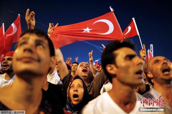 7月17日消息，当地时间7月16日，土耳其政府宣布挫败由部分军方人士发动的军事政变，2800多名军人因涉嫌参与政变遭逮捕。土耳其总理称，情况已经“完全得到控制”。此次政变造成了严重伤亡。图为当地民众聚集在塔克西姆广场谴责军事政变。