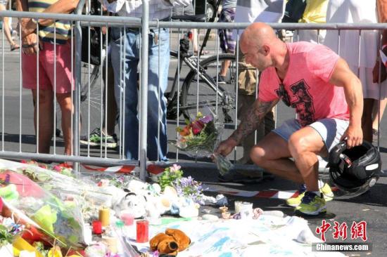 当地时间7月16日，法国尼斯恐怖袭击发生后第三天，尼斯民众继续自发悼念恐袭遇难者。