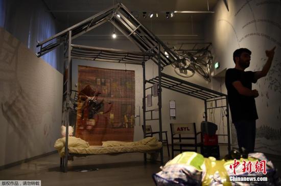 资料图：当地时间2016年7月21日，德国柏林，艺术家Barbara Caveng的艺术展“探访难民生活”预展在欧洲文化博物馆举行。