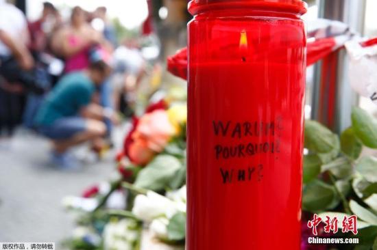 当地时间7月23日，德国民众在慕尼黑奥林匹亚购物中心附近摆放鲜花，悼念枪击案遇难者。