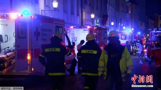 英国《卫报》报道称，事发后整个安斯巴赫老城均被封锁隔离起来，而一家酒店和周围的建筑物在爆炸后也出于安全考虑进行了疏散。