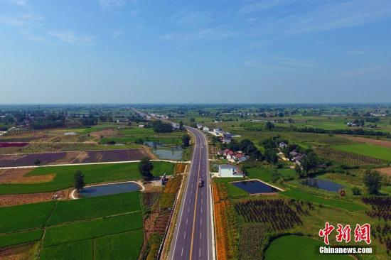 统计局：农村基础设施改善全国通公路村占比99.3%