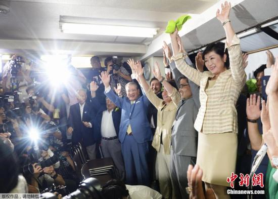 据日本广播协会（NHK）报道，在7月31日进行的东京都知事选举中，前防卫大臣小池百合子确定当选，成为东京首位女性都知事。