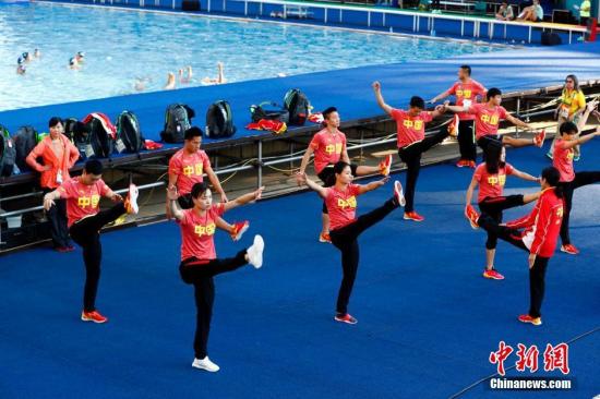 中国跳水队在训练前进行集体热身。中新网记者 富田 摄 中国跳水队在训练前进行集体热身。中新网记者 富田 摄