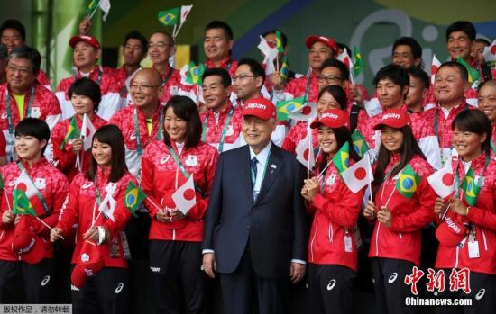日本代表团在奥运村里拍集体照。