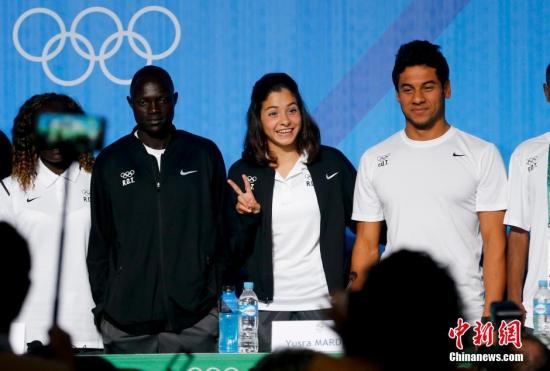 8月2日下午，国际奥委会组织了10位参加里约奥运会的难民代表团的选手，与各国媒体见面。难民代表团是国家奥委会首次推出的一个奥运代表团，10位选手来自南苏丹、刚果(金)以及叙利亚等受到战乱影响的国家。发布会上，将在本届奥运上参加女子100米自由泳和100米蝶泳的比赛的“美人鱼”尤丝拉成为各国媒体关注的焦点。18岁的尤丝拉是一名学生，来自叙利亚大马士革，能讲流利的英文。<a target='_blank' href='http://www.chinanews.com/' ><p class=