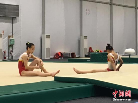当地时间8月2日,中国女子体操队队员在里约进行训练。中国体操“小花”们的训练有条不紊展开。中新网记者 张素 摄 当地时间8月2日,中国女子体操队队员在里约进行训练。中国体操“小花”们的训练有条不紊展开。中新网记者 张素 摄