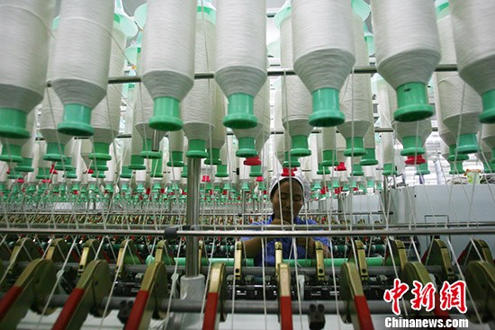 资料图：一家纺织企业内的生产景象。<a target='_blank' href='http://www.chinanews.com/'>中新社</a>记者 泱波 摄