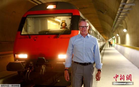 当地时间2016年8月3日，瑞士Erstfeld，世界最长铁路隧道—圣哥达基线隧道向媒体开放。瑞士6月1日开通了世界最长铁路隧道—圣哥达基线隧道，全长57.1公里，超过日本靑函隧道。圣哥达基线隧道计划12月开始正式投入使用，在此之前将进行试运行，以确其保安全性。