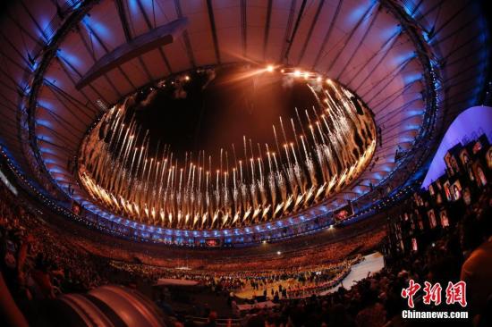 当地时间8月5日晚8时，2016里约奥运会开幕式在里约热内卢马拉卡纳体育场燃放焰火。<a target='_blank' href='http://www.chinanews.com/' >中新网</a>记者 杜洋 摄