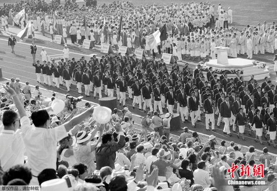 1984年的洛杉矶奥运会，是中国首次全程参与夏季奥运会。中国队共夺得15枚金牌、32枚奖牌的好成绩，就在开幕后第一天，许海峰在男子手枪慢射比赛中摘得首金，实现了炎黄子孙在奥运会上金牌及奖牌“零的突破”。