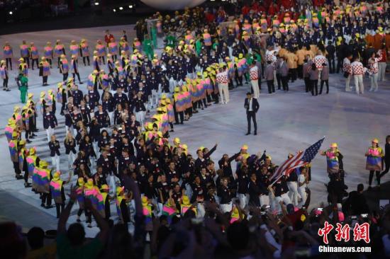 当地时间8月5日晚8时，2016里约奥运会开幕式在里约热内卢马拉卡纳体育场举行，各国代表团入场。图为美国代表团入场。<a target='_blank' href='http://www.chinanews.com/' ><p align=