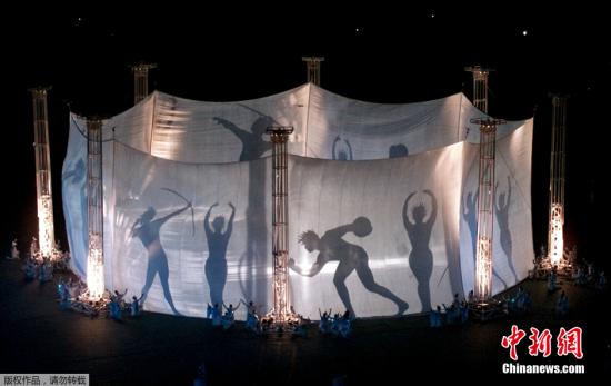 演员们的身姿通过巨型投影显示在白色的布上，形象的诠释了奥林匹克运动的经典姿态。