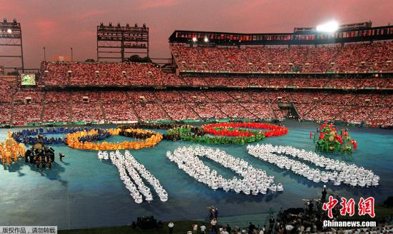 1996年亚特兰大奥运会恰逢奥运百年华诞，光影的绝妙搭配、宏大的舞台设计、绚丽的色彩让亚特兰大奥运会成就了科技与梦幻的完美结合。