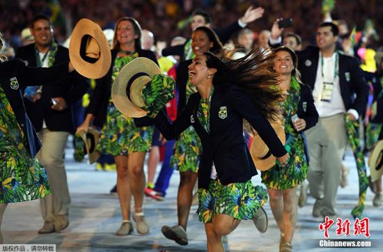 当地时间8月5日晚8时，2016里约奥运会开幕，东道主巴西代表团一出现，立刻引沸整个体育场。
