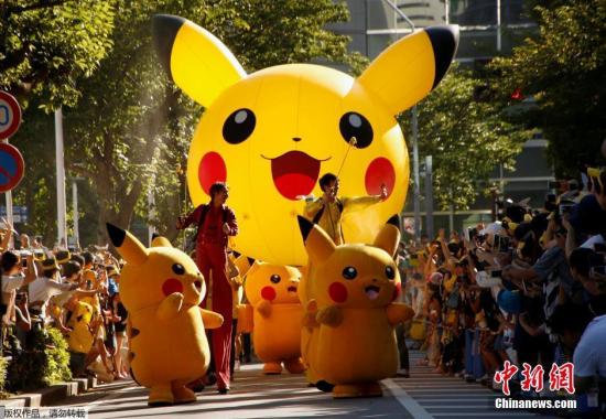 资料图:当地时间8月8日,日本横滨,50人扮成游戏Pokemon中的宠物小精灵参加游行,吸引夏日游客。 资料图:当地时间8月8日,日本横滨,50人扮成游戏Pokemon中的宠物小精灵参加游行,吸引夏日游客。