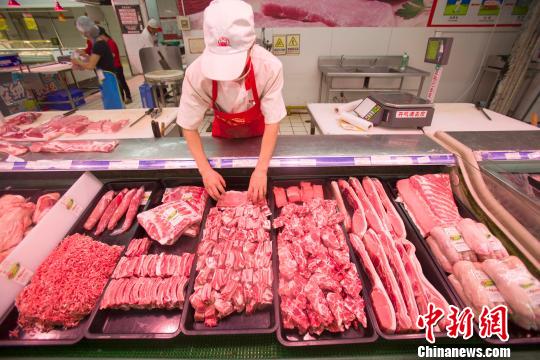 资料图：超市员工在整理猪肉。　张云 摄