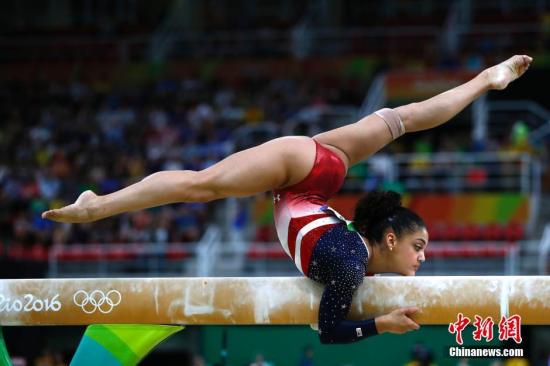 当地时间8月9日，在里约奥运会体操女子团体决赛中，美国队以总成绩184.897分夺冠。图为劳伦·埃尔南德斯（Lauren HERNANDEZ）在平衡木项目中。中新网记者 富田 摄