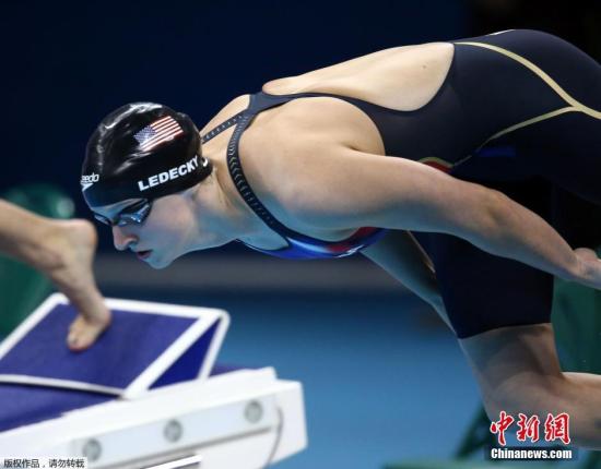 资料图：2016里约奥运会女子800米自由泳决赛中，美国名将莱德基游出8分04秒79，打破世界纪录，获得金牌。