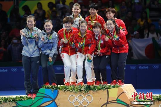 当地时间8月16日，在2016年里约奥运会乒乓球女子团体赛决赛中，中国队以3比0战胜德国队获得金牌。<a target='_blank' href='http://www.chinanews.com/' >中新网</a>记者 盛佳鹏 摄