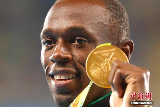当地时间8月18日，在里约奥运会男子200米决赛中，牙买加“闪电”博尔特以19秒78的成绩获得冠军。图为19日，博尔特登台领奖。<a target='_blank' href='http://www.chinanews.com/' >中新网</a>记者 富田 摄