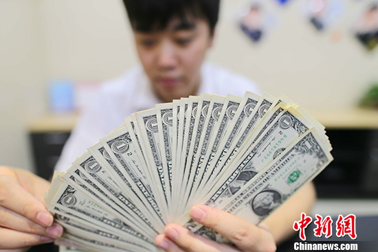 8月22日，山西太原，银行工作人员正在清点货币。 <a target='_blank' href='http://www.chinanews.com/'>中新社</a>记者 张云 摄