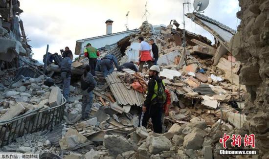 当地时间8月24日凌晨，意大利中部地区发生6级以上地震，首都罗马震感强烈，部分建筑在地震时晃动大约20秒。意大利民防部门称，已经接到房屋倒塌的报告。此次地震震源深度10公里，震中距离拉奎拉市48公里，距离罗马113公里。欧洲-地中海地震中心此前测定地震为6.1级，而美国地质勘探局则称震级为里氏6.2级。图为救援人员在废墟中紧急抢险。