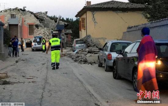 当地时间8月24日凌晨，意大利中部地区发生6级以上地震，首都罗马震感强烈，部分建筑在地震时晃动大约20秒。意大利民防部门称，已经接到房屋倒塌的报告。此次地震震源深度10公里，震中距离拉奎拉市48公里，距离罗马113公里。欧洲-地中海地震中心此前测定地震为6.1级，而美国地质勘探局则称震级为里氏6.2级。图为意大利中部的阿马特里切镇大量房屋倒塌。