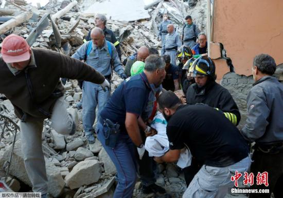 当地时间8月24日凌晨，意大利中部地区发生6级以上地震，首都罗马震感强烈，部分建筑在地震时晃动大约20秒。意大利民防部门称，已经接到房屋倒塌的报告。此次地震震源深度10公里，震中距离拉奎拉市48公里，距离罗马113公里。欧洲-地中海地震中心此前测定地震为6.1级，而美国地质勘探局则称震级为里氏6.2级。图为救援人员在废墟中救助伤者。