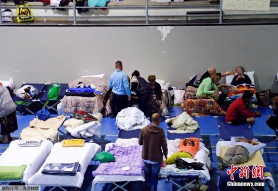 8月26日消息，据外媒报道，意大利中部24日发生强烈地震后，救援队伍仍在积极寻找幸存者。目前确认遇难人数目前已上升至250人。各方担心，伤亡数字还会进一步攀升。图为当地一处体育馆被当做临时避难所，受灾民众在其中休息。