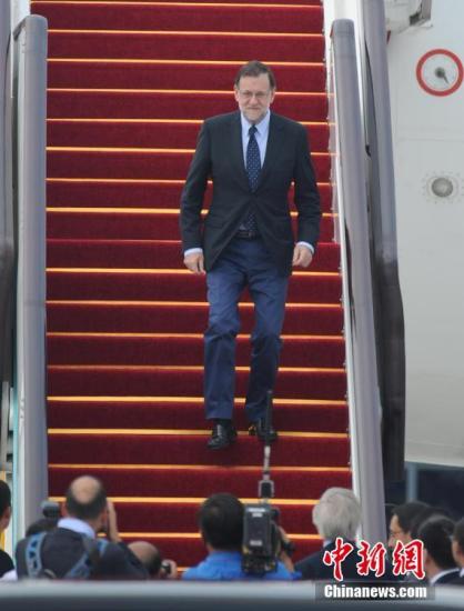 西班牙首相：要爱护外国游客而非攻击、脚踢