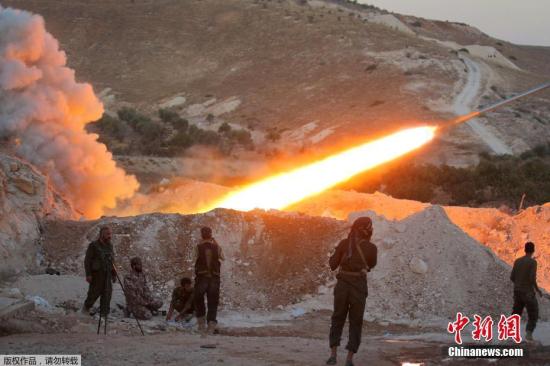 当地时间9月4日，叙利亚哈马省，反对派武装士兵使用火箭弹攻击政府军占据的区域。