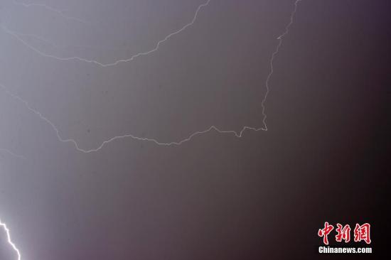 北京市气象台9月7日17时45分发布雷电黄色预警信号。据悉，受对流云团影响北京市大部分地区出现雷阵雨天气，局地伴有6级以上短时大风。/p中新网记者 富宇 摄