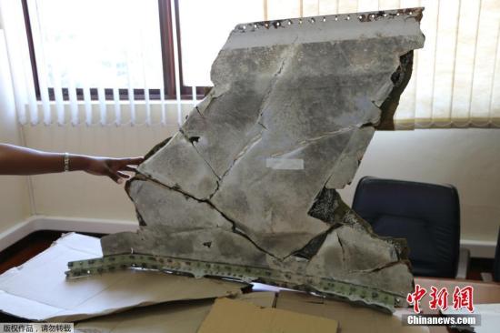 当地时间2016年9月5日，莫桑比克马普托市，莫桑比克民航局主席Joao de Abreu在新闻发布会上展示3片疑似马航MH370航班的碎片。