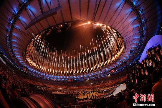 当地时间8月5日，2016里约奥运会开幕式在马拉卡纳体育场举行。开幕式现场上空烟花璀璨。<a target='_blank' href='http://www.chinanews.com/' >中新网</a>记者 杜洋 摄