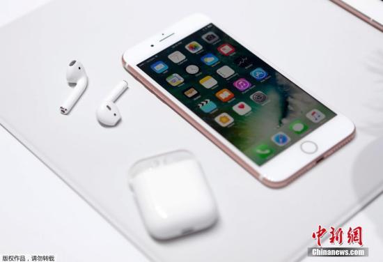 北京时间9月8日凌晨，苹果在美国召开的秋季新品发布会上，对外发布了全新的iPhone，包括iPhone7和iPhone7 Plus。中国在首发之列，iPhone7起售价5388元，iPhone7 Plus起售价6388元。9日起接受预订，16日对外发售。苹果还推出全新的无线耳机AirPods，售159美元，中国地区售1288元，10月下旬推出。还发布了新一代Apple Watch，命名为Apple Watch Series 2，中国地区2188元起售。