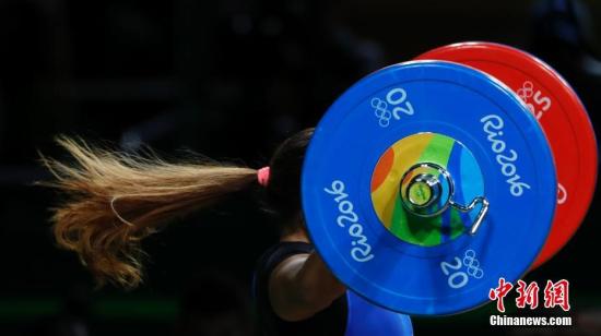 当地时间8月10日，在里约奥运会女子举重69公斤级比赛中，哥伦比亚选手SOLIS ARBOLEDA Leidy Yessenia在比赛中辫子飞扬。/p中新网记者 盛佳鹏 摄