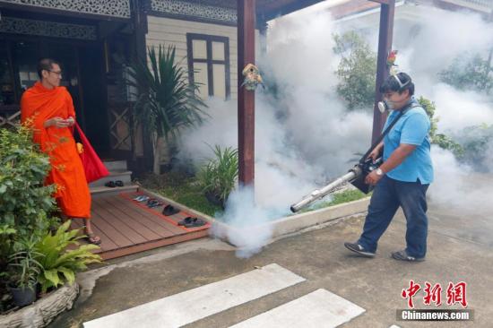 资料图：泰国曼谷工作人员喷洒灭蚊剂，防止寨卡病毒传播。