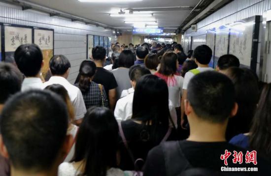 资料图：北京地铁换乘通道中的客流。/p中新网记者 李卿 摄