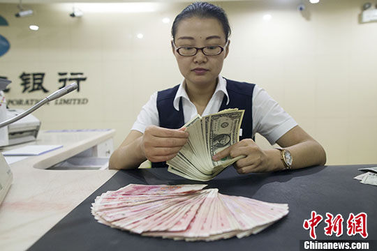 图为山西太原，银行工作人员正在清点货币。 <a target='_blank' href='http://www.chinanews.com/'>中新社</a>记者 张云 摄