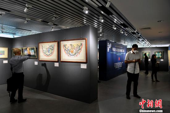 资料图：在北京建筑大学举办的“明清官式建筑彩画艺术展”。/p中新网记者 李霈韵 摄