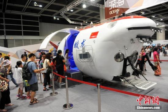 资料图：国家载人深潜器“蛟龙号”模型 。中新社记者 谭达明 摄