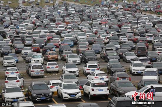 2016年10月3日，浙江省舟山市朱家尖停车场停满了“自驾游”的小车。 图片来源：视觉中国