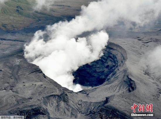 资料图：当地时间10月8日，位于日本南部的阿苏山(Mount Aso)发生喷发，火山灰云高达1.1万米，为世界上火山活动最活跃国家最新的一次火山喷发。据报道，日本气象厅目前已经发布警报，在阿苏山于当地时间10月8日凌晨1时56分喷发后，警告民众不要靠近这个区域。据了解，日本阿苏山巨大火山口高耸于该国九州岛的西南方大岛，是日本著名的观光景点。阿苏山上次喷发是在2015年9月，此次是其继19年处于休眠状态后，重新喷发。