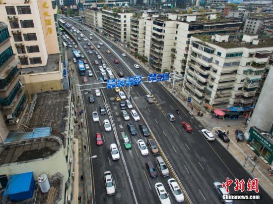 资料图：行驶在市区的汽车。<a target='_blank' href='http://www.chinanews.com/'>中新社</a>记者 贺俊怡 摄